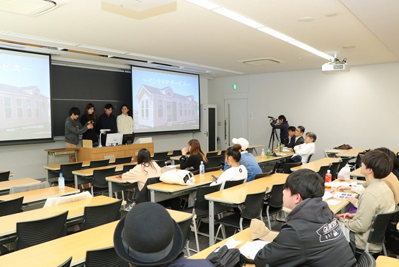 現代経営学部「新商品開発ゼミ」 “動く家”トレーラーハウスで社会問題を解決するアイデアを提案