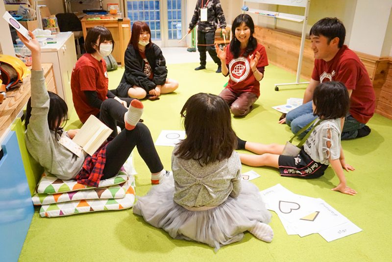 バレンタインデーにちなんだ「グローバル英語体験」を子どもたちに！坂本ゼミが地元の民間学童保育で実習