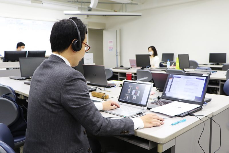 3年次の全学生対象、必修授業内で「オンライン模擬就活」を実施　 キャリアコンサルタントと連携しWeb会議ツールを活用。7月4日（土）、１１日(土)にも実施予定。