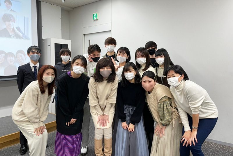 本庄ゼミが化粧品のマーケッター経験豊富なゲスト講師を招聘、オンライン面接での「自分の見せ方」を学ぶ