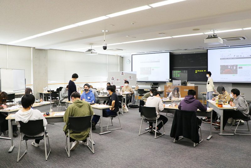 人間を多角的に学ぶグループワークを対面で実施。「人間科学総合講座」集中授業