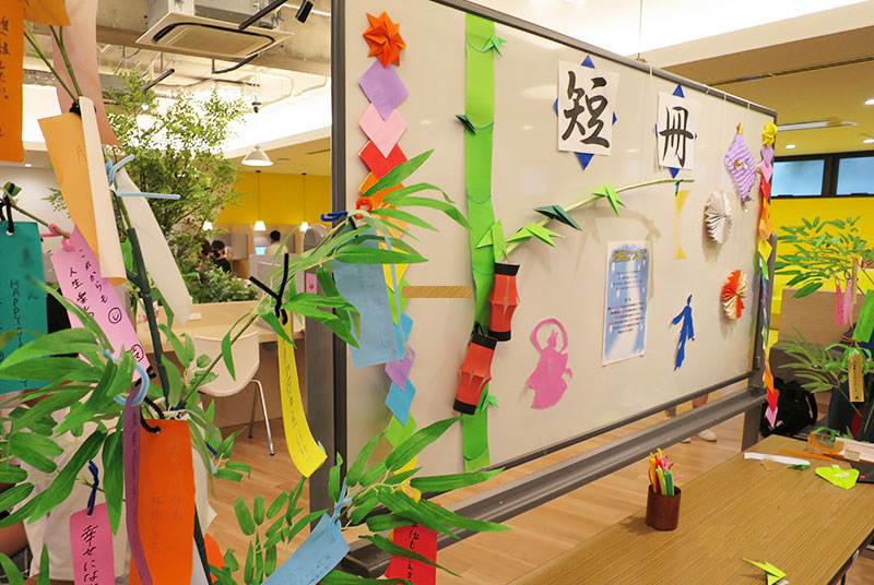 4・5号館エントランスの笹に短冊を飾ろう。学生会運営部の七夕イベント＆川柳コンテスト開催中