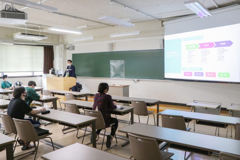（社福）佑啓会の堀金氏を招き、障がい者福祉について学ぶ。「地域ではたらく」ゲスト講義