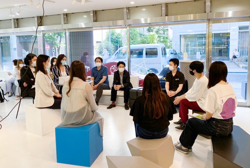 本庄ゼミ×SIXINCHの産学連携プロジェクト、学生が同社ショールームで意見交換