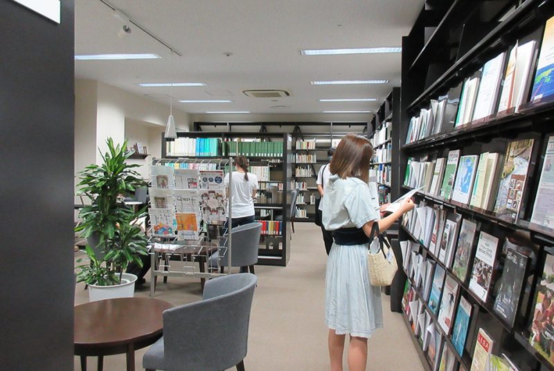 元青年海外協力隊隊員から国際協力について学ぶ。「JICA地球ひろば」での学外研修