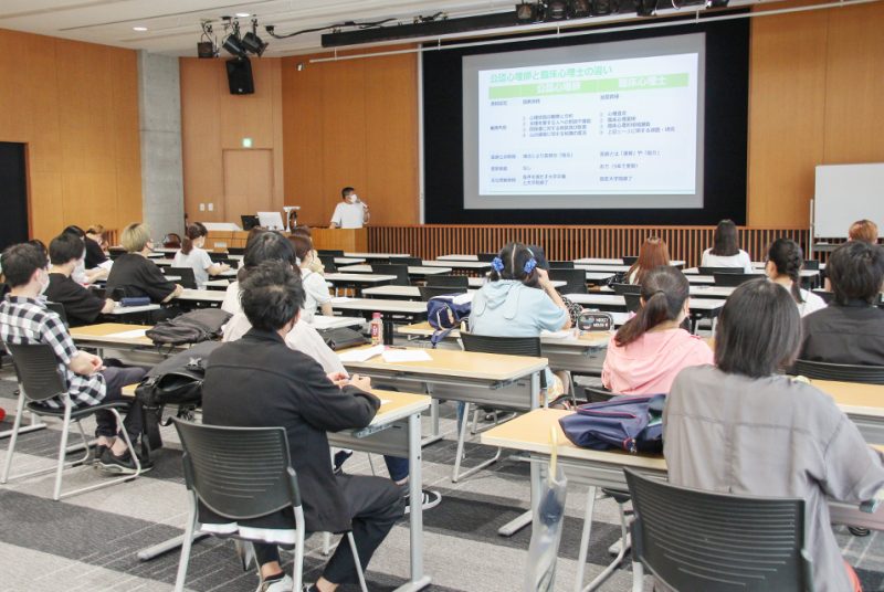 心理職初の国家資格「公認心理師」のガイダンス（1年生対象）を対面とオンラインで実施