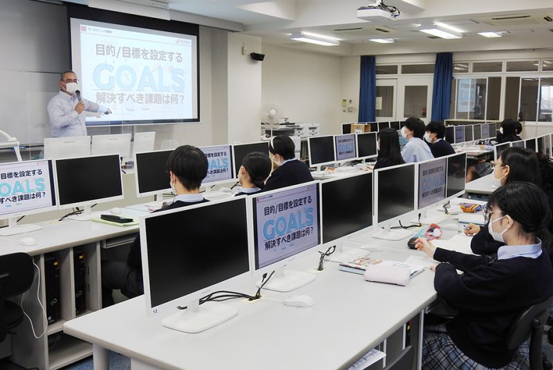 ［高大連携］本学広報室部長が都立千早高校の招聘を受け広告戦略に関する講義を実施