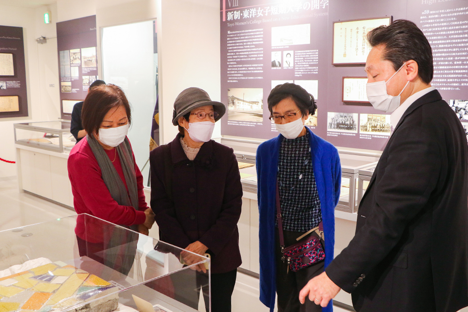 東洋女子短期大学卒業生と見る フェニックス モザイク竣工60周年記念ミニ企画展 東洋学園大学公式サイト