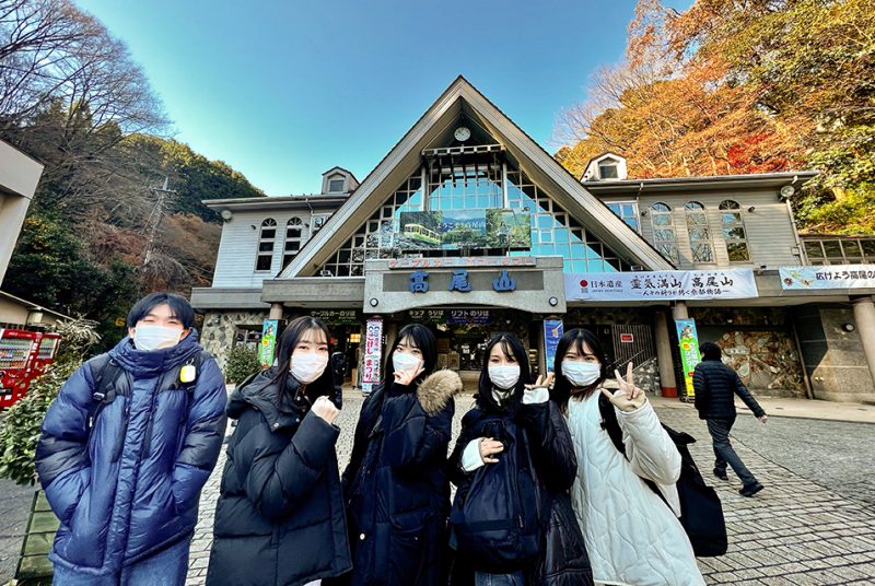 外国人観光客に人気の高尾山＆江戸たてもの園を調査。グロコミ学科2科目の合同学外研修