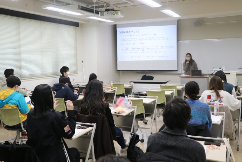 「誰一人取り残さない」をテーマに、国内外の社会問題を独自視点で研究。玉井ゼミの卒論発表会