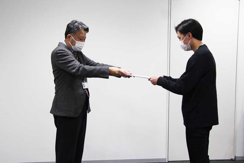学部長賞を授与（宅地建物取引士資格試験およびメンタルヘルス・マネジメント検定Ⅱ種）