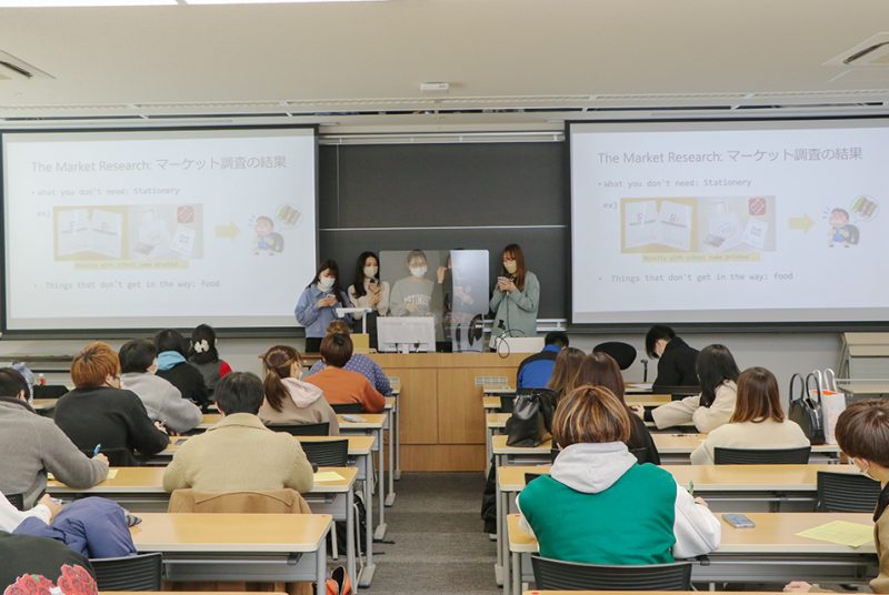 現代経営学部2年生が英語で大学のオリジナルPRグッズ企画をプレゼンテーション
