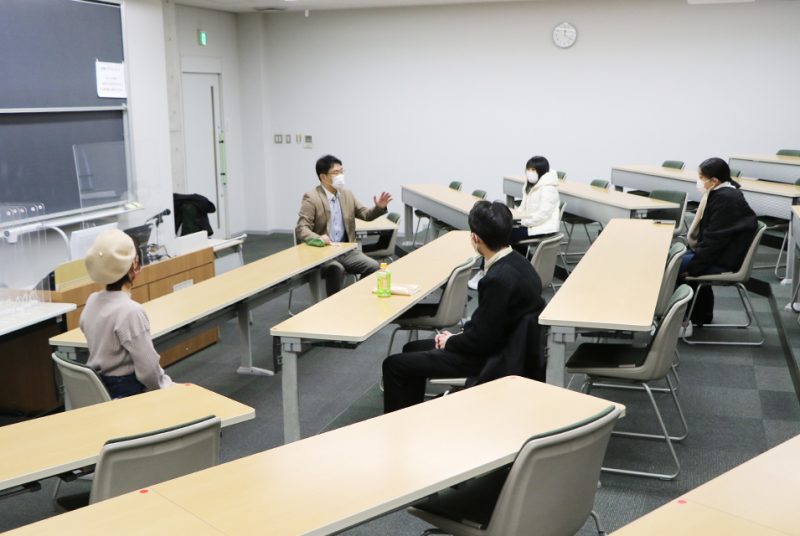 公務員試験にトリプル合格した人間科学部の4年生と公務員志望の後輩との座談会