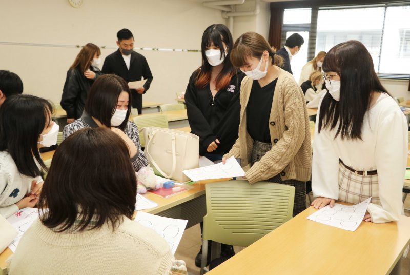 クラスメート、担当教員との初顔合わせ。新入生クラス・ミーティングの様子