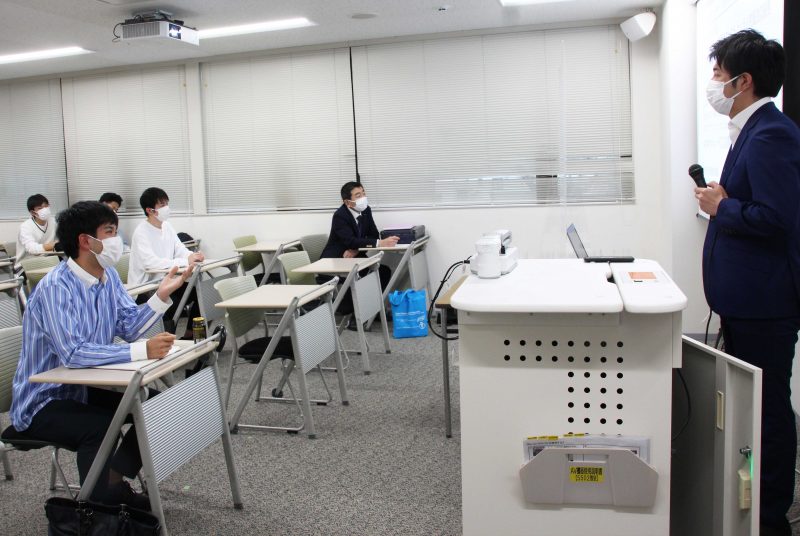 就活のスペシャリストにキャリアデザインや就職活動の具体策を聞く。隈本ゼミのゲスト講義
