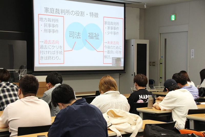 家事事件や少年事件の裁判を支える公務員とは?「地域ではたらく」ゲスト講義