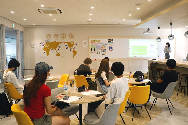 夏期短期留学プログラム（イギリス）の成果を報告！帰国者報告会の様子