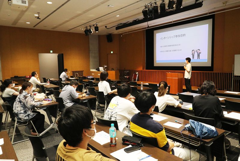 1～３年生が夏期集中授業でインターンシップへ。互いの情報を最終成果報告会で共有