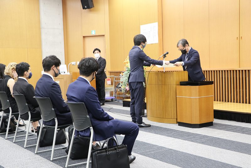 新たな門出を迎えた学生を祝う。春学期卒業式・秋学期入学式