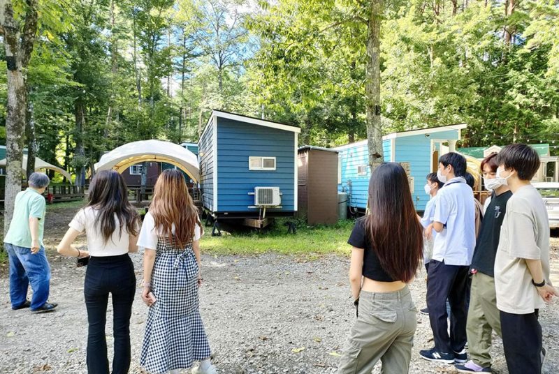 キャンプ場でトレーラーハウス宿泊体験。安藤ゼミ産学連携プロジェクトの学外研修