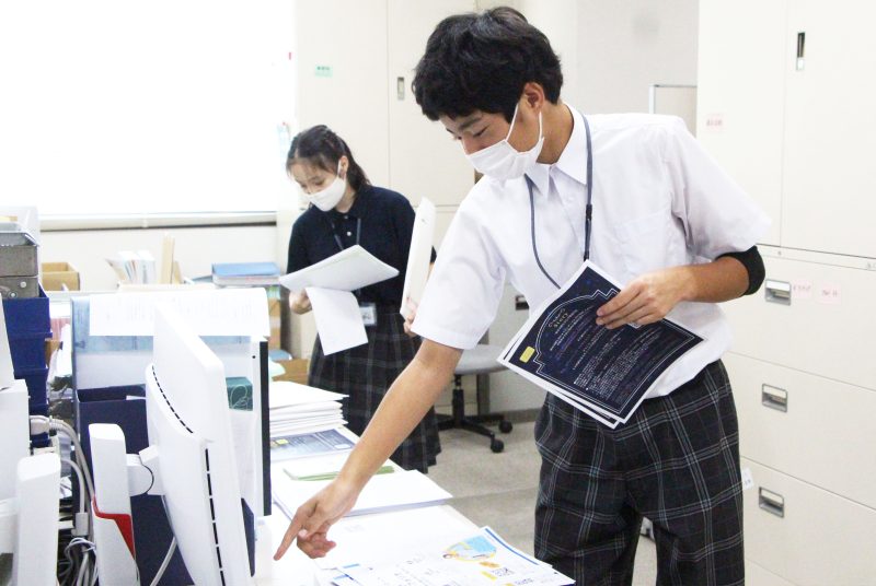 中学生が大学事務の仕事に挑戦。近隣中学校の職場体験を受け入れ