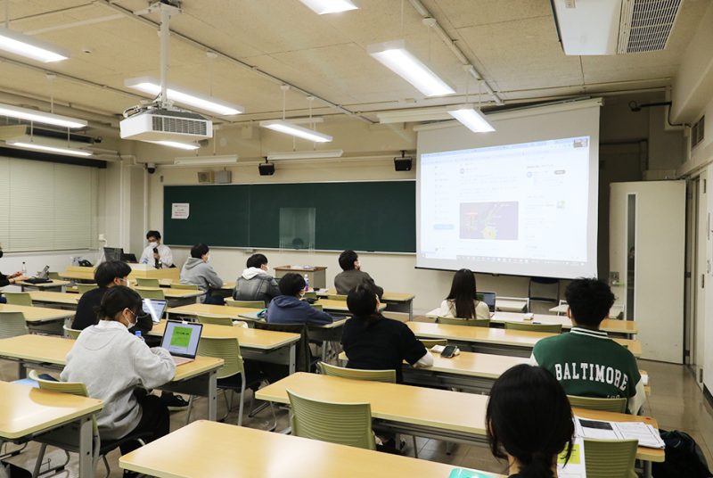 言語格差をなくし日本社会の発展を目指す。「やさしい日本語」研究で著名な庵功雄氏がグロコミ学部でゲスト講義