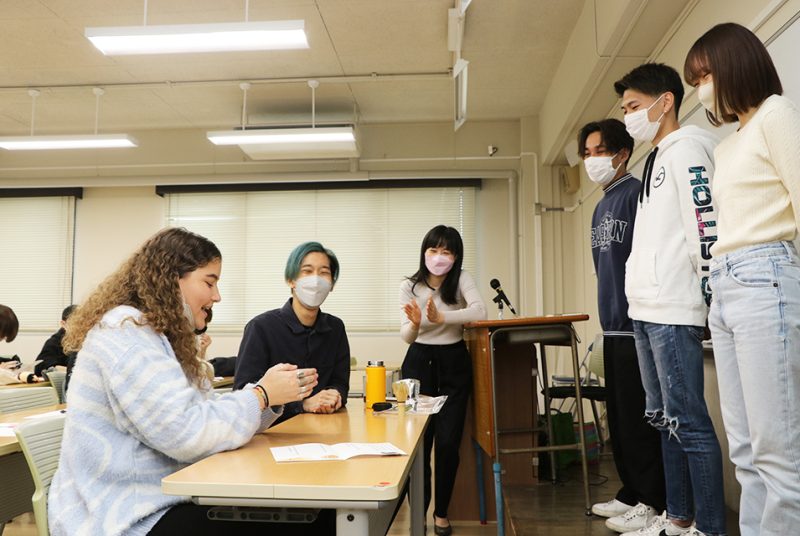 書道や茶道体験も！現代経営学部１年生がインターンに英語で日本文化を紹介
