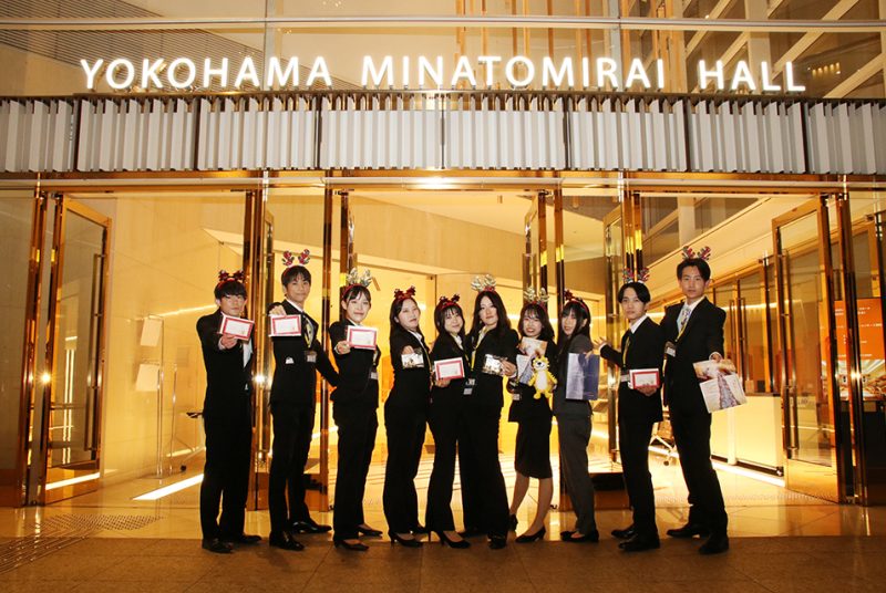 クラシックコンサート来場者にクリスマスの贈り物を。八塩ゼミ生が横浜みなとみらいホールの公演でマーケティング企画を実践