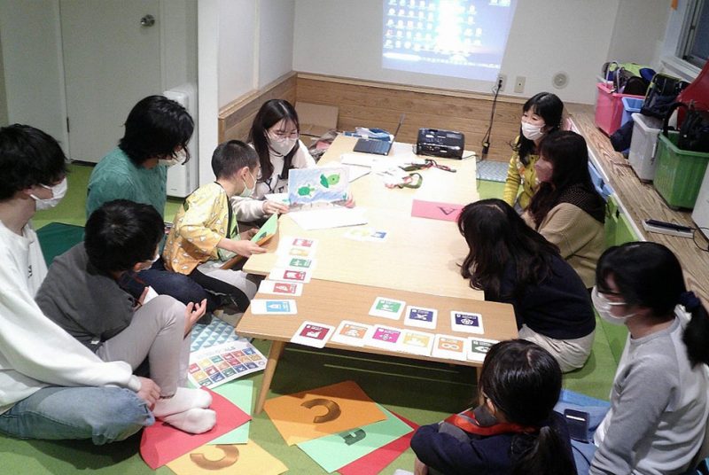 地元学童クラブで手作り教材を用いた「グローバル英語体験」に挑戦。坂本ゼミの英語教育実習