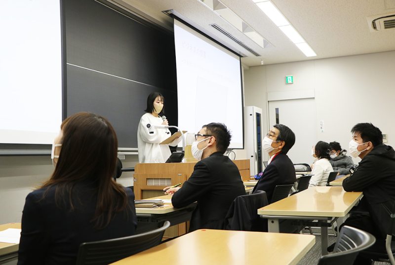 日本政策金融公庫からもアドバイス。事業化に向けたビジネスモデルの構築を目指し、学生が新規事業計画を発表