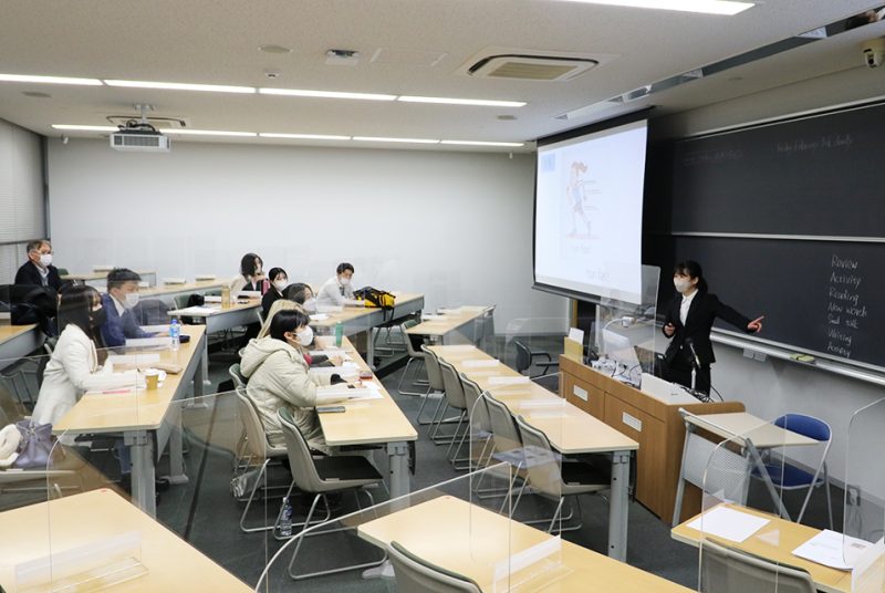 教育実習での授業や1日のスケジュールは？教職課程の４年生が３年生に向けて教育実習報告会を実施