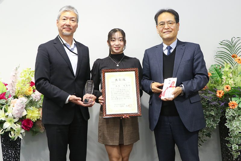 ダンススポーツ日本代表大西咲菜選手（英語コミュニケーション学科3年）に 理事長賞を授与
