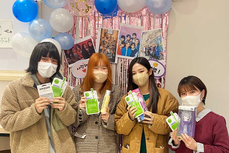 K-POPアイドルのフォトスポットに学生が企画したクイズ＆ビンゴも。「韓国フェア」を開催