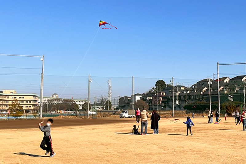 リニューアル後のグラウンドで子どもたちが凧揚げに挑戦！松戸市市民活動助成事業団体による「新春凧揚げ大会」の様子