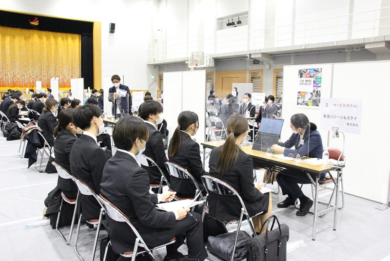 商社やメーカー、金融、観光など約80社の採用担当者が来学。3年生向け就活イベント「学内企業研究セミナー」