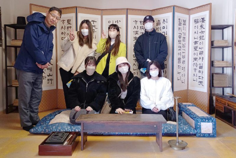 韓国の伝統家屋や図書を通じて文化に触れる。対馬ゼミによる韓国文化院での学外研修