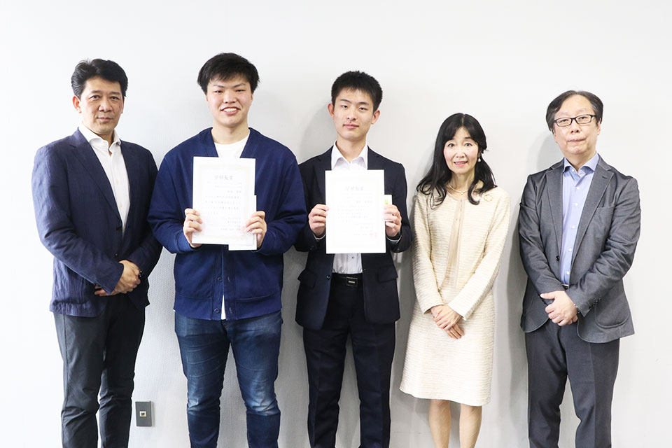 学部長賞を授与（TOEIC® 900点獲得、実用英語技能検定準1級合格）