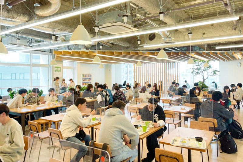 食事も設備も進化した学食がリニューアルオープン。売店には焼き立てパンや、カフェメニューも登場