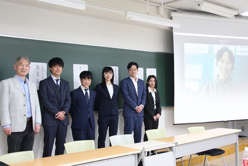 中学校・高校で教壇に立つ卒業生が集結！教職課程履修者との座談会