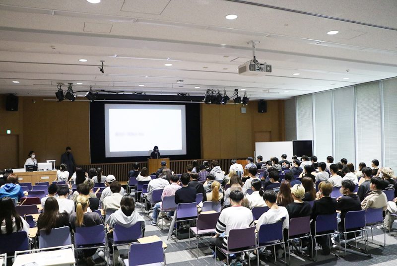 英語の基本は「習うより慣れろ」。現代経営学部1年「GENKEI English」の合同プレゼン大会