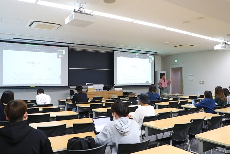 我々は何を知っているから言葉が話せるのか？言語学者・阿部潤氏がグロコミ学部でゲスト講義