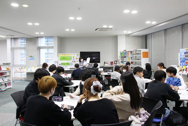 論文や研究で活用する図書館の基本を学ぶ。1年次科目「教養基礎演習A」の図書館オリエンテーション