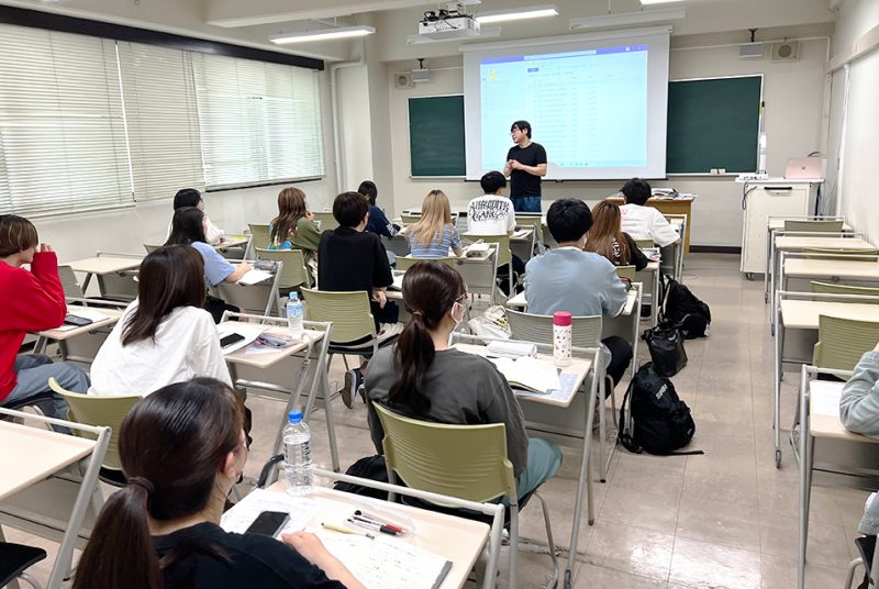 ラジオで人気英語講座を担当する大西泰斗教授がグロコミ学科1年生クラスに特別出張！「College English 1-1A」