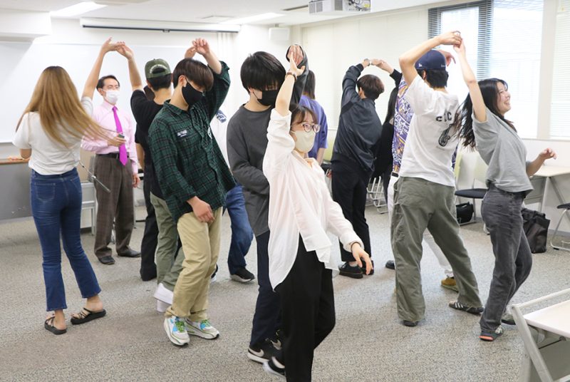 言葉を使わず、心を通わせる。「ソーシャルダンス」で非言語コミュニケーションを学ぶゲスト講義を実施【動画公開】