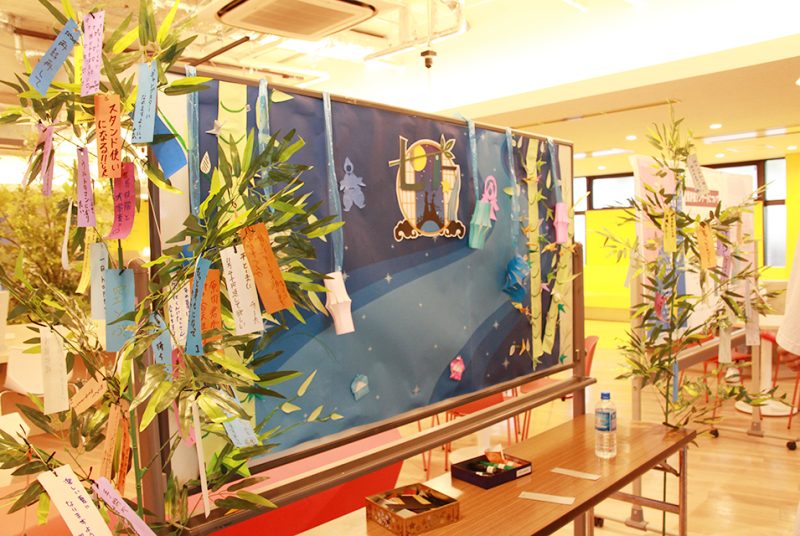 ［学生取材］初日から多くの願い事が！エンカウンターラウンジで学生会運営部主催の七夕イベント開催中
