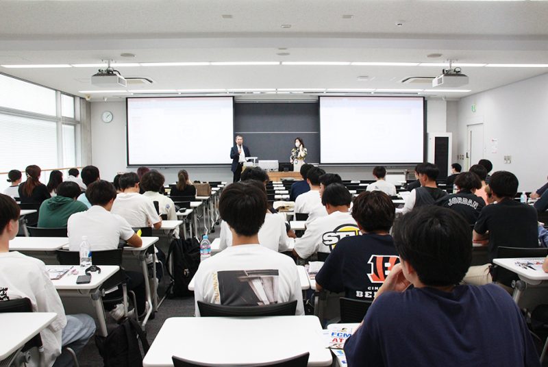 スポーツビジネスにおける専門性とマネジメント力の重要性とは。人間科学部のゲスト講義