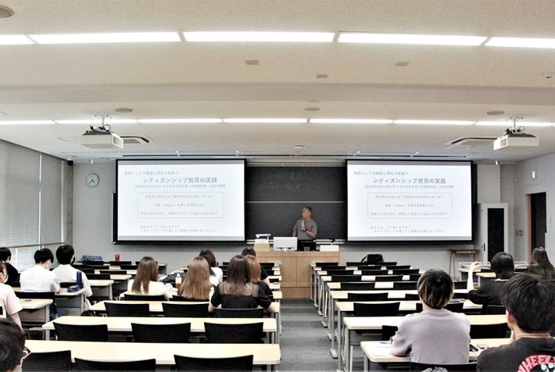 「教育とは何か」を根本から問う。教職課程科目「教育原理」で現役小学校教諭がゲスト講義