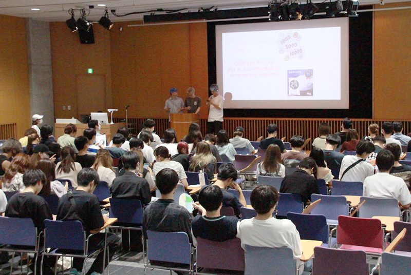 「外国人観光客にすすめる日本の商品」を英語でPR。現代経営学部1年「GENKEI English」の合同プレゼン大会第２弾