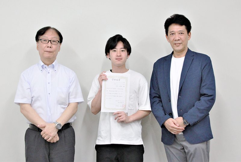 学部長賞を授与（TOEIC® Listening & Reading 　905点獲得）