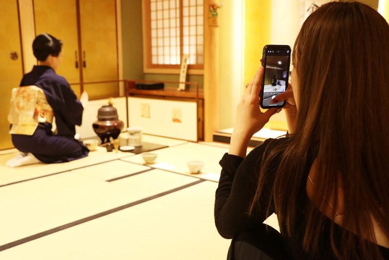 日本文化を世界に発信しよう。英コミ学科で茶道体験&英語によるSNS発信プロジェクト